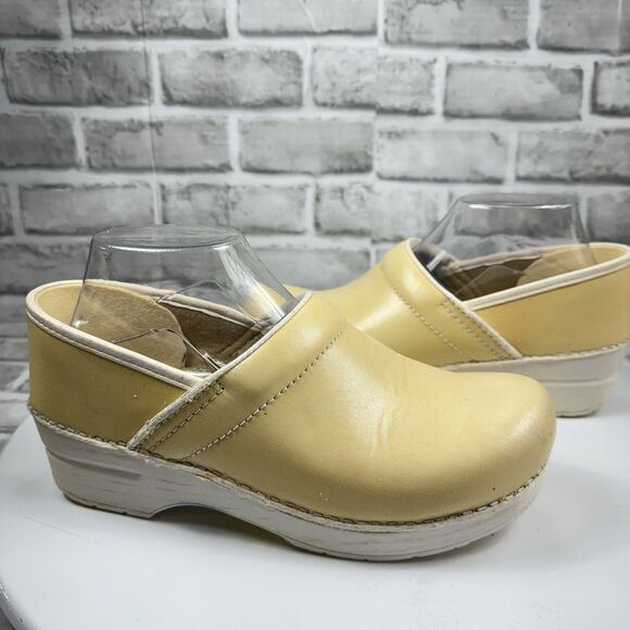Dansko XP Professional Vegan Leather Women’s Size 39- US 8.5/9 Yellow Clogs - Picture 1 of 12
